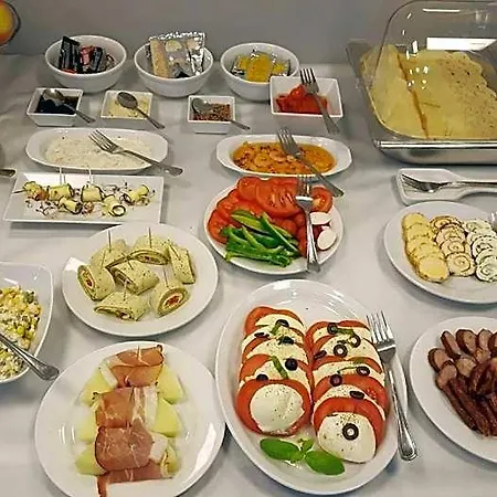 莫德林机场索克沃弗斯卡酒店